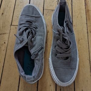 Blowfish women's tennis style shoes